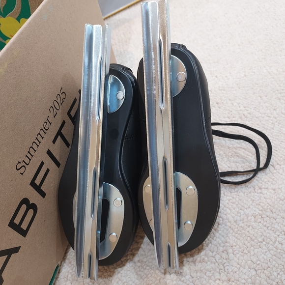 Youth 10 Double Blade Ice Skates - Picture 2 of 3